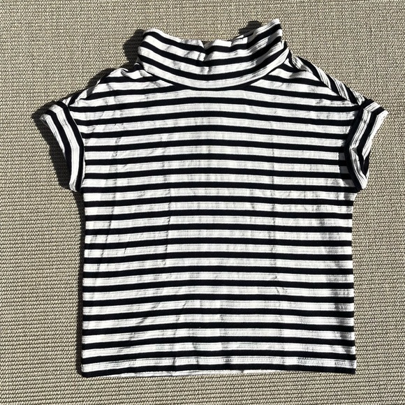 Women’s Short Sleeve Striped Shirt. Medium - Picture 10 of 12